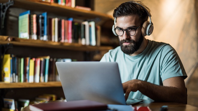 man aan computer