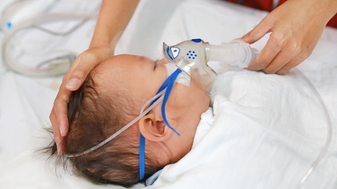 Baby in het ziekenhuis ten gevolge van complicaties van RSV