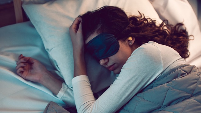 vrouw slaapt met oordoppen