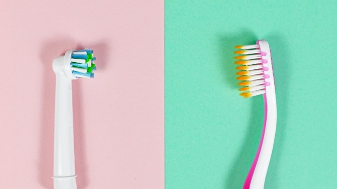 elektrische tandenborstel naast gewone tandenborstel