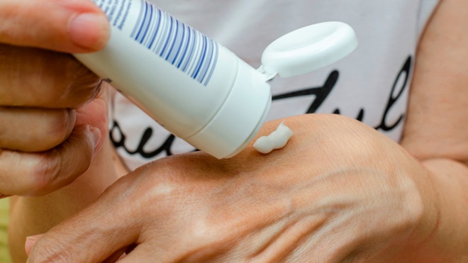 hydraterende handcrème aanbrengen