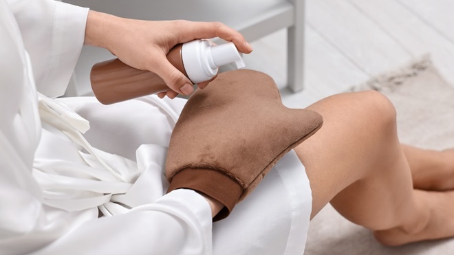 Vrouw gebruikt zelfbruiner op benen