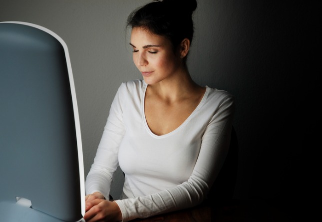 vrouw voor daglichtlamp