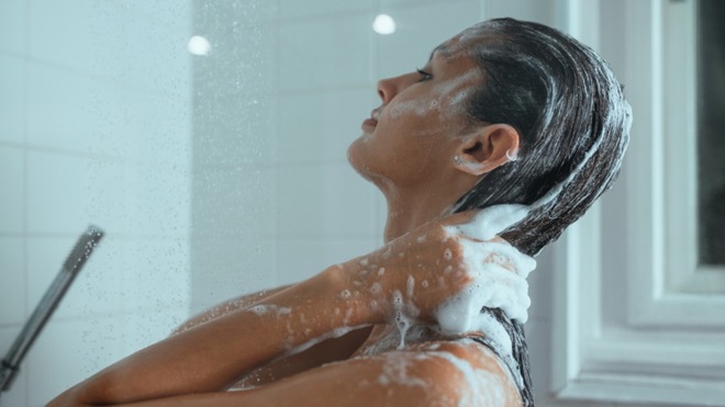 Vrouw neemt een douche voor een goede persoonlijke hygiëne