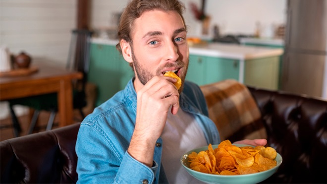 Manger chips eten