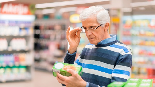 Het etiket op een voedingsproduct lezen in de supermarkt
