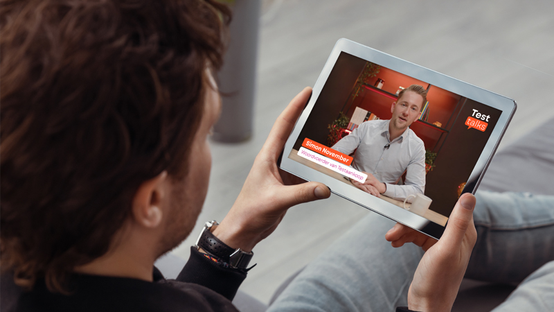 Man kijkt op tablet naar Test Talks op YouTube