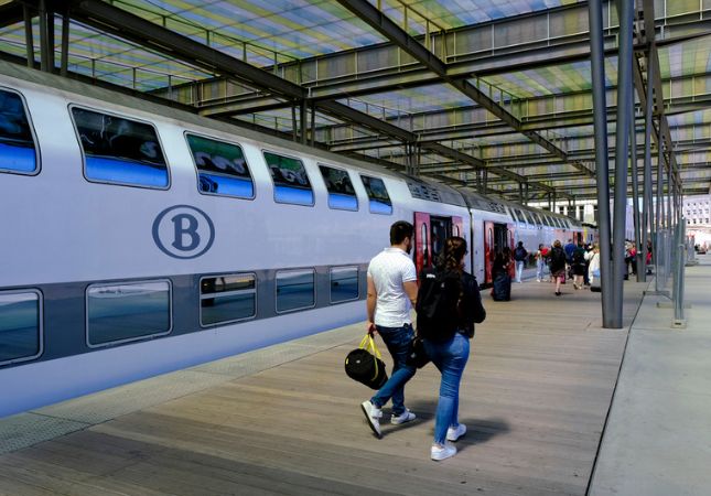 reizigers op perron naast een trein