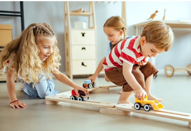 kinderen spelen met houten speelgoed