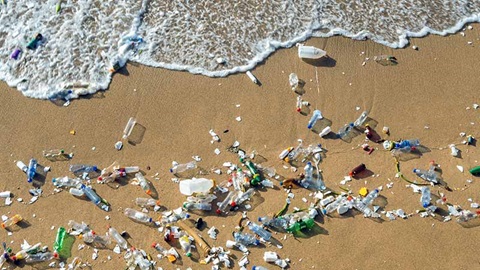 Plasticvervuiling op een strand