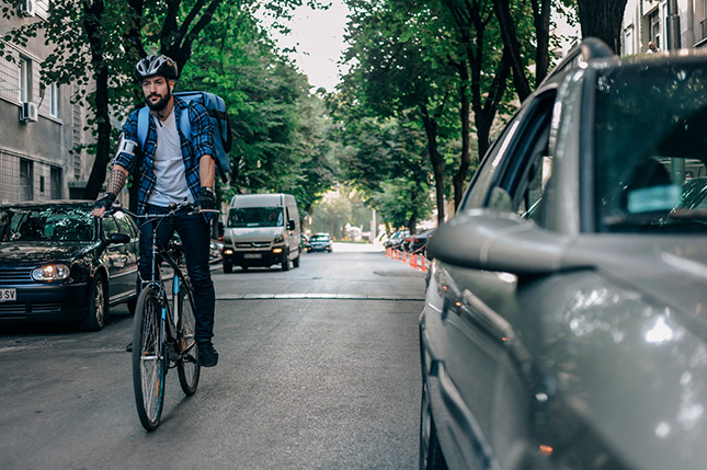 een fietser in de stad