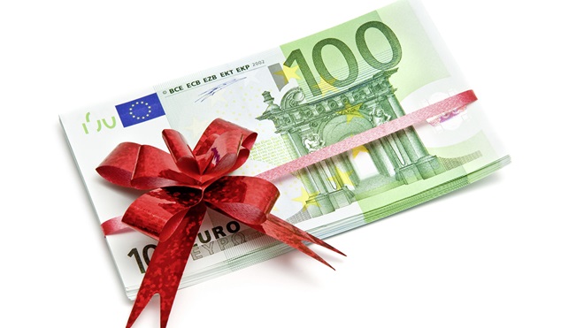 Biljet van 100 euro met rode strik eromheen