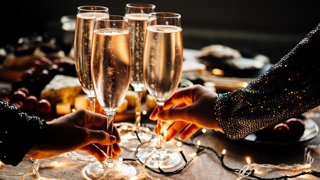 mensen klinken met champagne