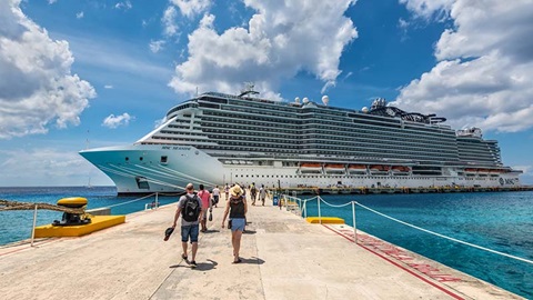 koppels vertrekken op vakantie met een cruiseschip