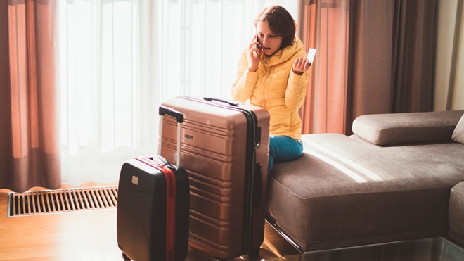 vrouw in hotelkamer