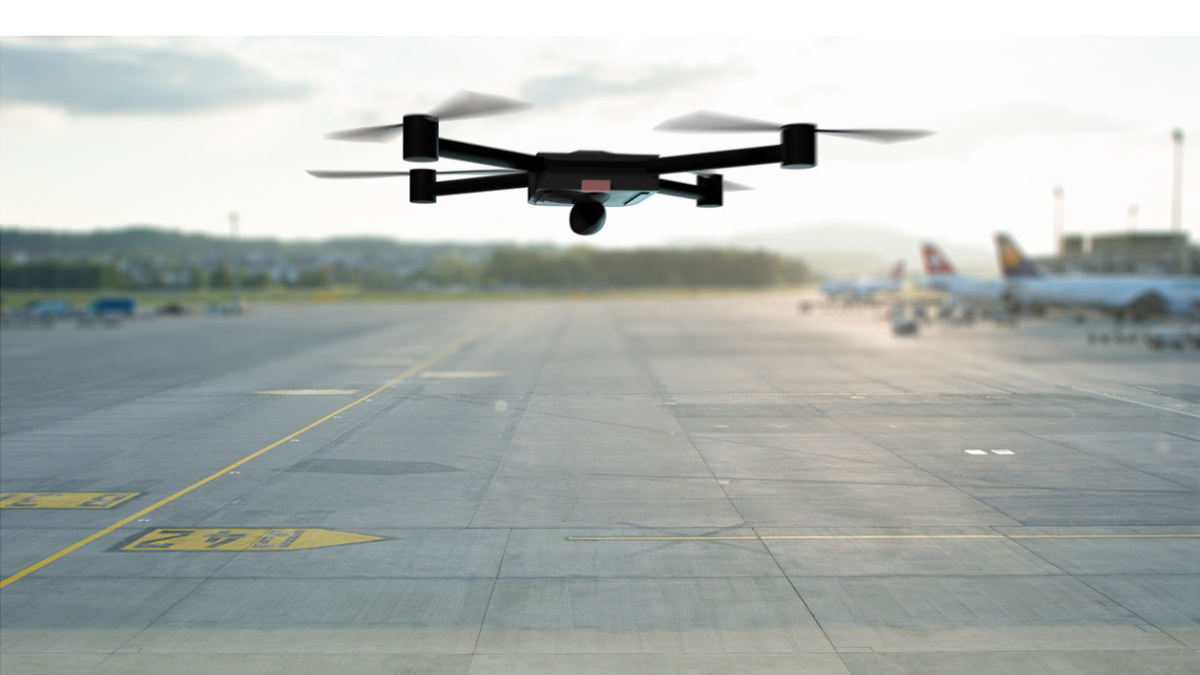 Een drone vliegt boven de luchthaven en zijn landingsbaan