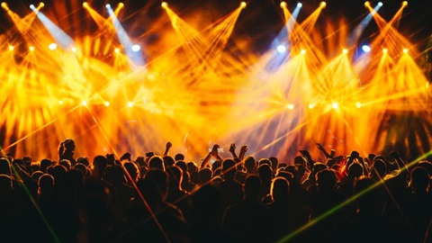 mensen luisteren naar muziek op het festival van Dour
