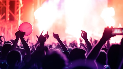 mensen luisteren naar muziek op Rock Werchter