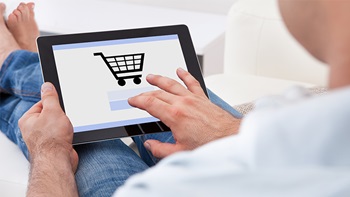 close-up van man die webshop bezoekt op ipad