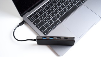 Een USB-C hub aangesloten op laptop