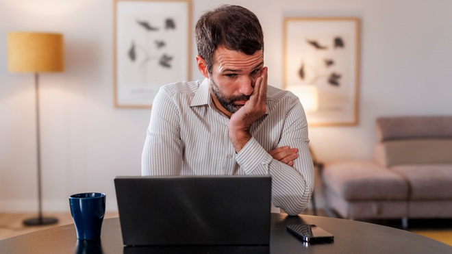 man aan laptop upgrade van windows 10 naar windows 11