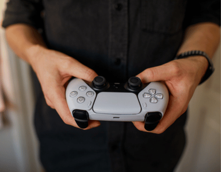 man speelt met PS5 controller
