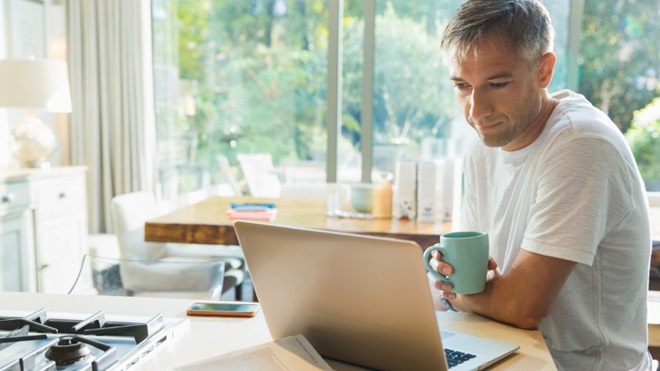 man aan computer
