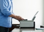 Een printer op een thuisbureau.