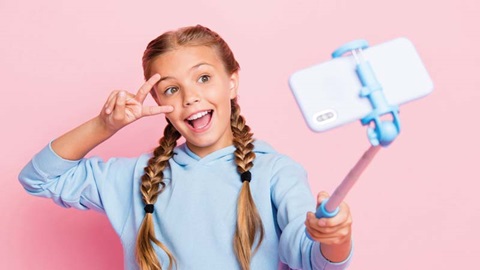 Een meisje maakt een selfie met haar smartphone
