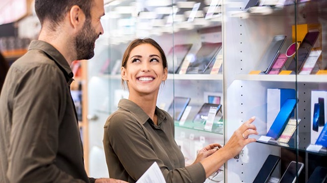 een vrouw zoekt een nieuwe smartphone is telefoonwinkel