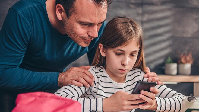 Vader en dochter samen op de smartphone