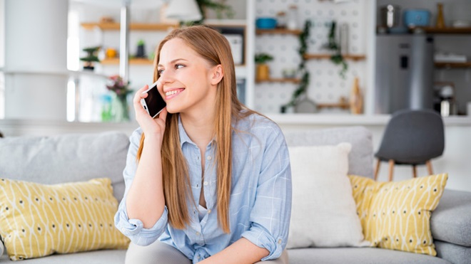 vrouw belt met gsm