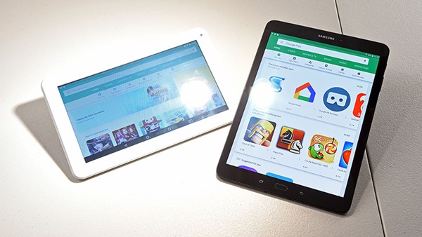 Weerspiegeling op scherm van tablet