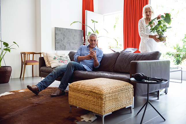 Ouder koppel met smartphone