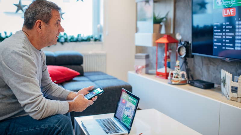 Een vrouw kies een nieuwe televisie in een winkel.