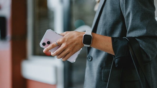 man kijkt naar smartwatch om zijn pols