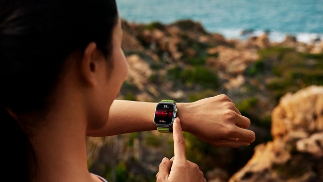 Een vrouw gebruikt de Huawei Watch Fit 4 Pro