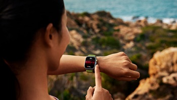 Een vrouw gebruikt de Huawei Watch Fit 4 Pro