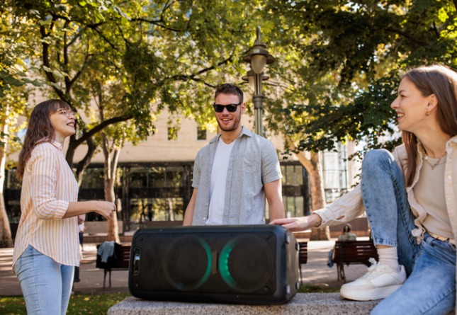 Muziek spelen op verplaatsing met een partyspeaker
