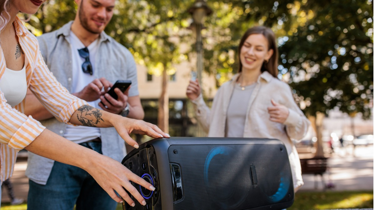 bluetooth speaker op een tuinfeest