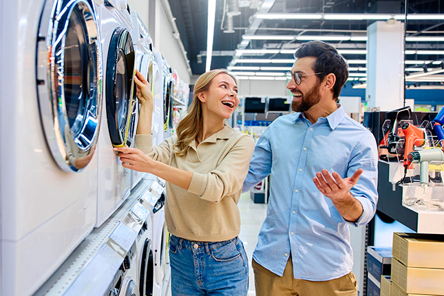 man en vrouw staan in winkel bij de wasmachines
