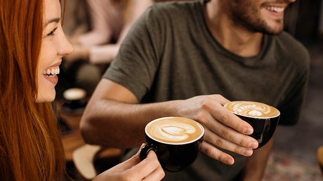 Genieten van een heerlijke zelfgemaakte cappuccino