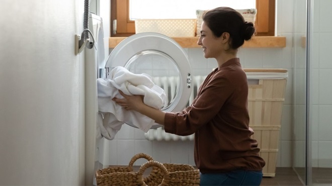 Wasgoed uit de droogkast halen