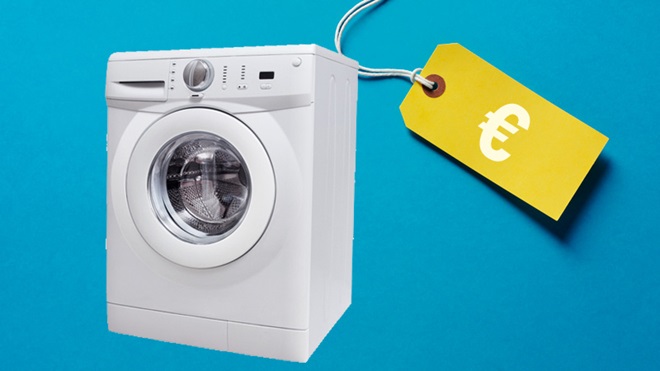 wasmachine tegen blauwe achtergrond met geel prijskaartje met een euroteken erop