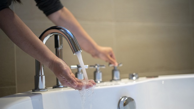 kraan met warm water in de badkamer