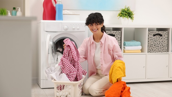 Een wasmachine vullen met gekleurde was
