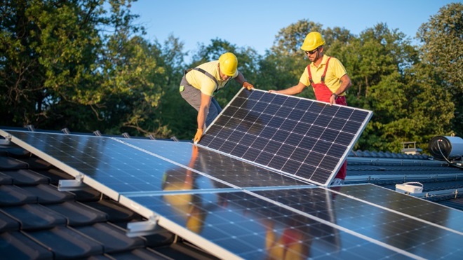 Zonnepanelen installeren op een dak