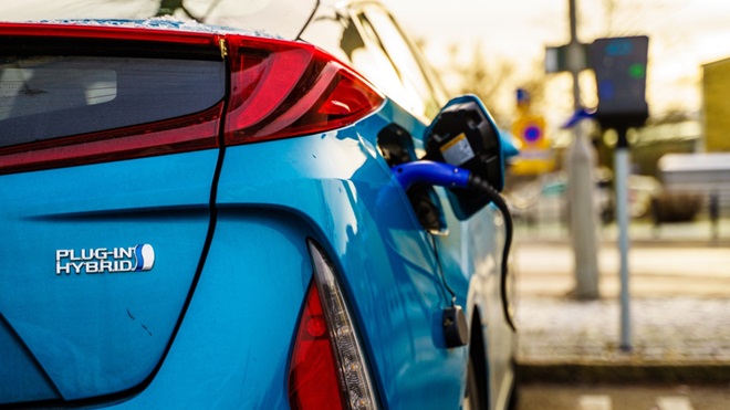 plug-in hybride auto die elektrisch wordt geladen