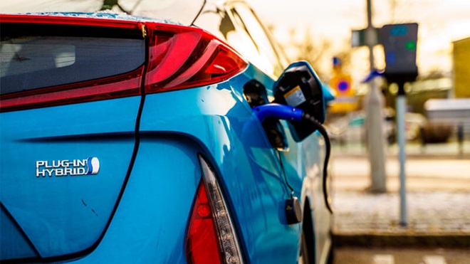 plug-in hybride wagen wordt opgeladen