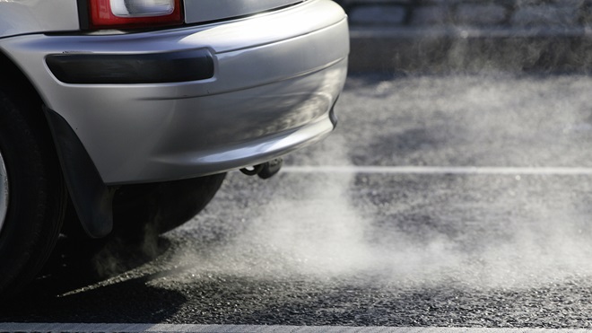 auto stoot uitlaatgassen uit